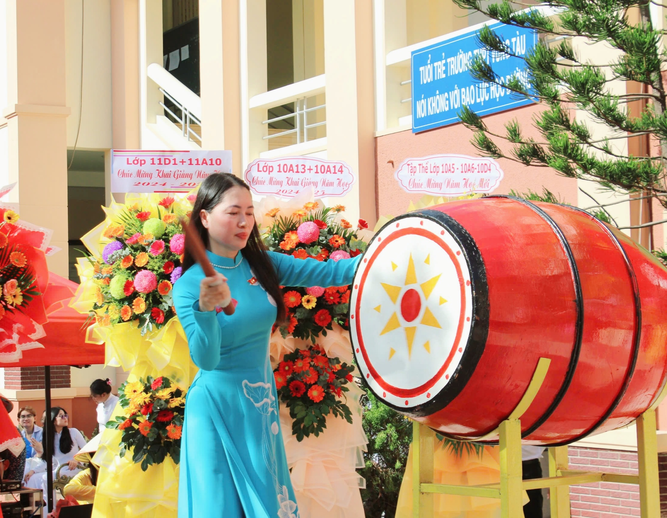 Cô Nguyễn Thị Huế, Hiệu trưởng Trường THPT Vũng Tàu (TP.Vũng Tàu) đánh trống khai giảng năm học mới 2024-2025. Ảnh: KHÁNH CHI