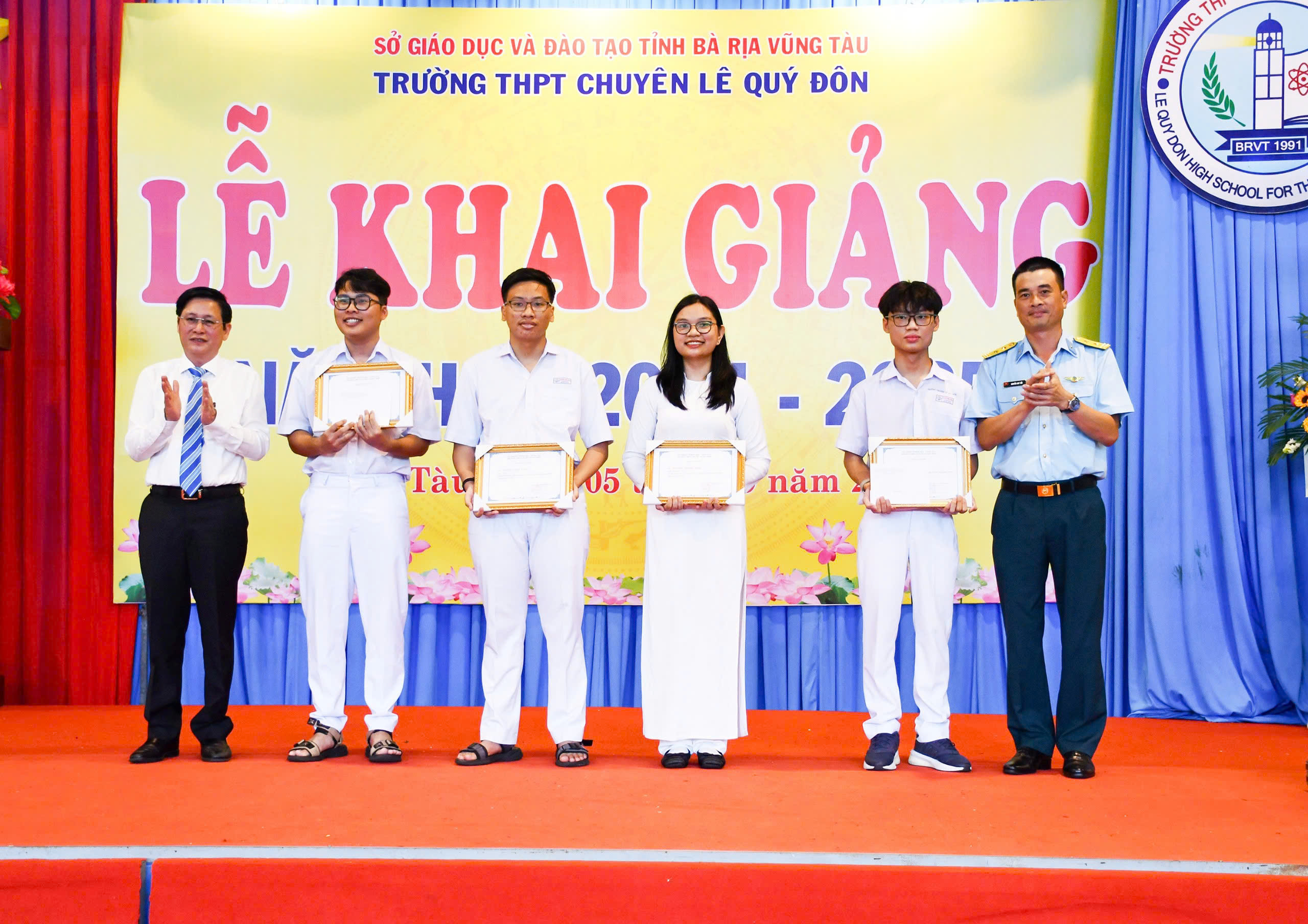 Ông Lê Ngọc Khánh (bìa trái), Phó Chủ tịch UBND tỉnh tặng quà các HS của Trường THPT Chuyên Lê Quý Đôn đạt kết quả cao các khối thi trong Kỳ thi THPT Quốc gia năm 2024. Ảnh: HOÀNG HƯỜNG