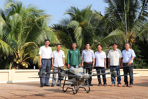 Ông Đinh Xuân Dậu (bên trái), Phó Chủ tịch Hội Nông dân huyện Xuyên Mộc hỗ trợ thành lập tổ hợp tác  ứng dụng thiết bị bay trong sản xuất nông nghiệp xã Tân Lâm.