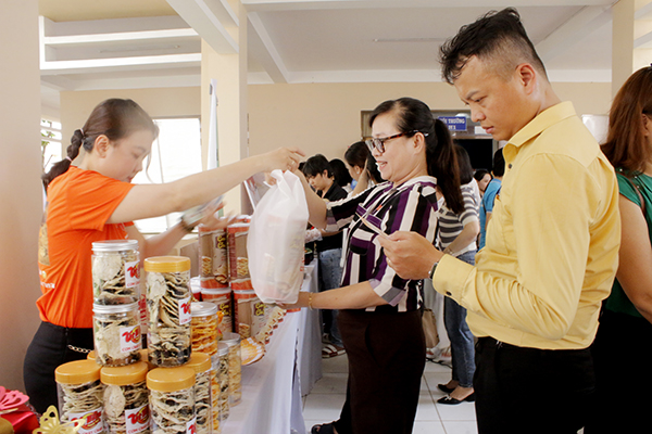 Khách mời tham quan các gian hàng trưng bày tại Ngày hội kết nối giao thương.