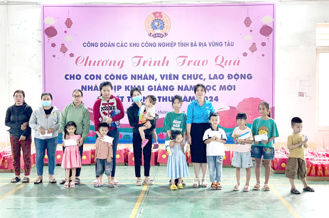 Đại diện Công đoàn Các KCN tặng quà  cho con CNVC-NLĐ khó khăn.