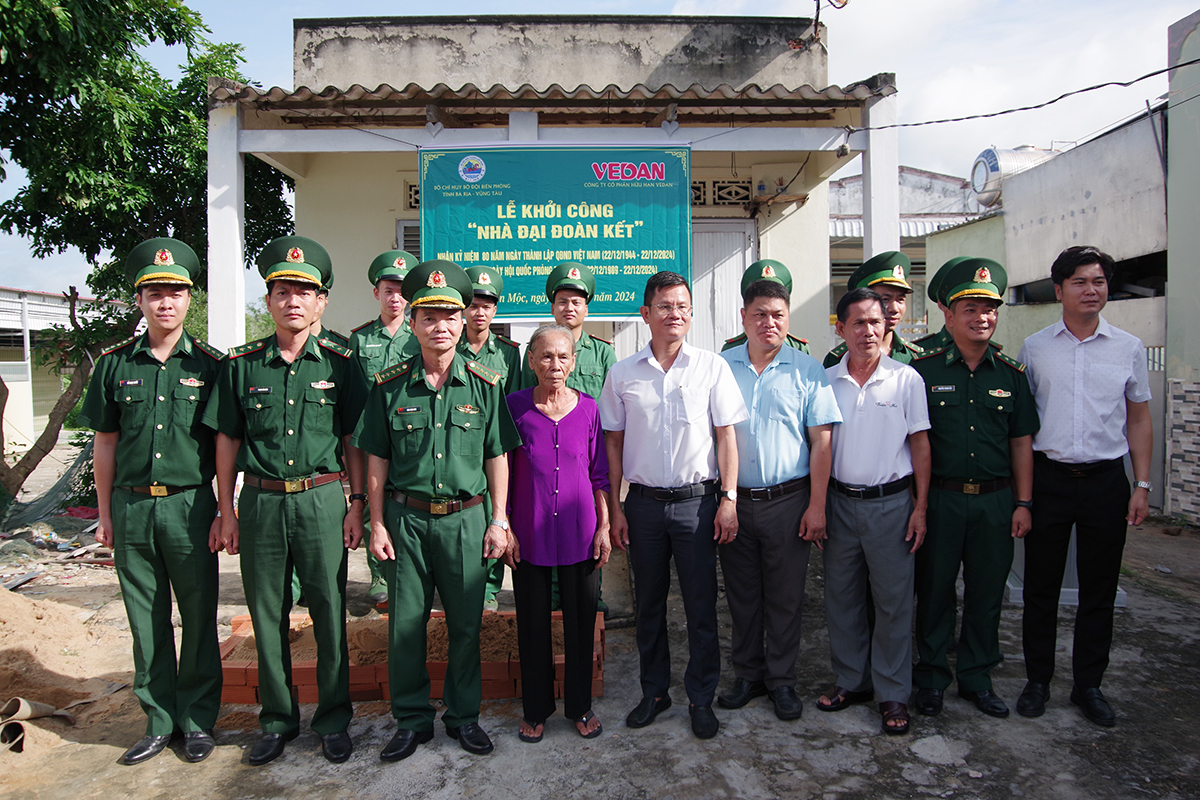Đại diện lãnh đạo BĐBP tỉnh và Đồn Biên phòng Bình Châu cùng chính quyền địa phương và gia đình tại lễ khởi công xây dựng nhà đại đoàn kết.