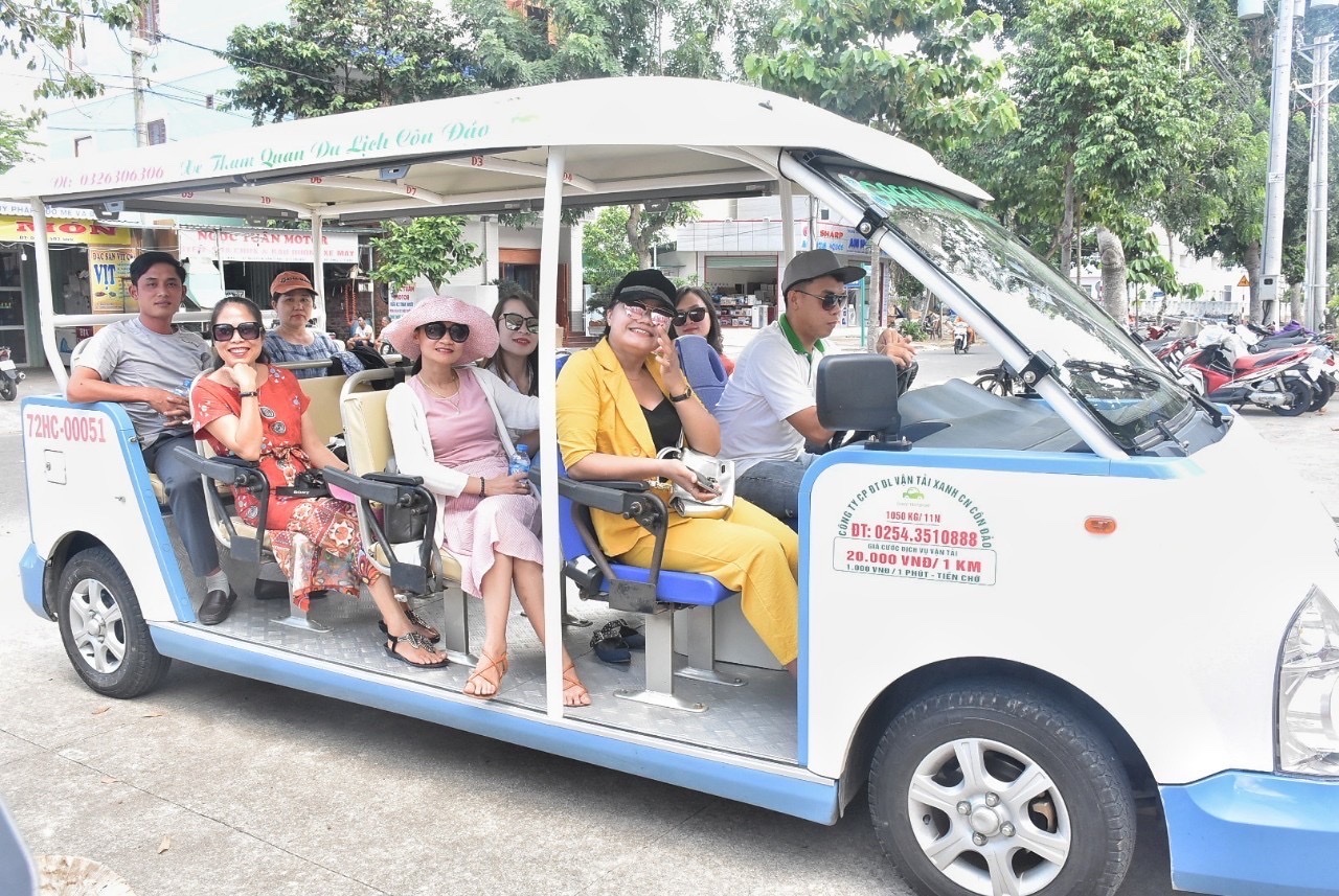 Côn Đảo đang thực hiện đề án Du lịch xanh  với hệ thống xe buýt điện phục vụ du khách.