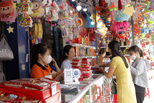 Người dân chọn mua bánh Trung thu tại cửa hàng Minh Châu (TP.Vũng Tàu).