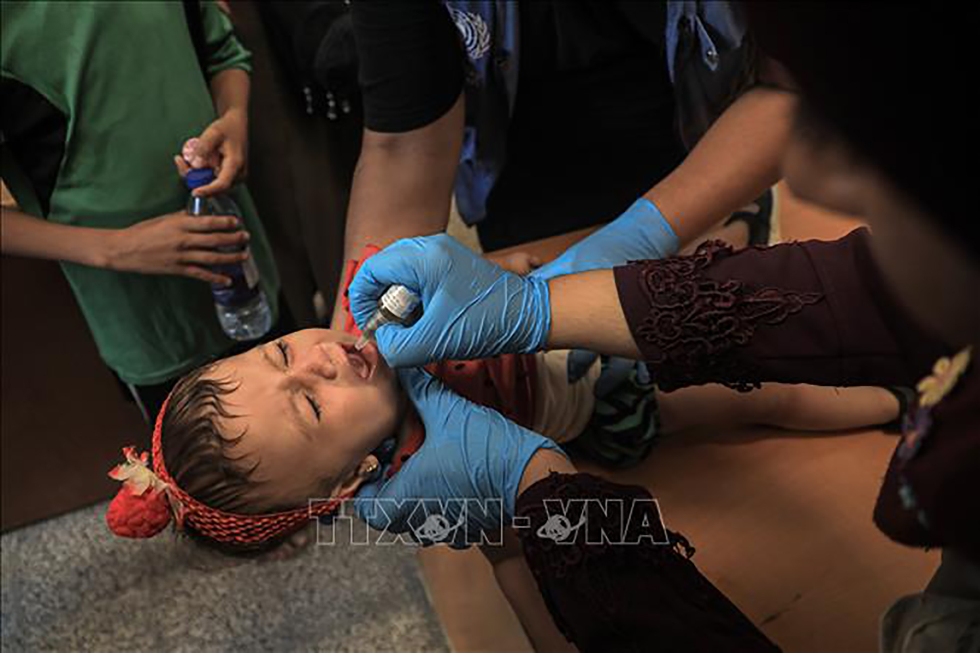 Trẻ em uống vaccine phòng bệnh bại liệt tại Gaza.