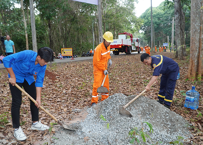 Công ty Điện lực tỉnh đã xây dựng kế hoạch chi tiết, tổ chức diễn tập ứng phó với sự cố khi xảy ra sự cố lưới điện do mưa bão. Trong ảnh: Công nhân Công ty điện lực tỉnh, đoàn viên thanh niên tham gia diễn tập.