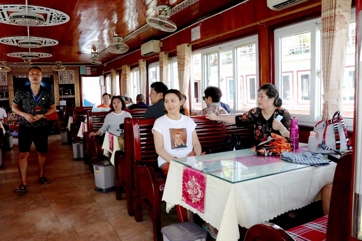 Đoàn khách quốc tế đi tàu thăm vịnh Hạ Long sáng 13/9.