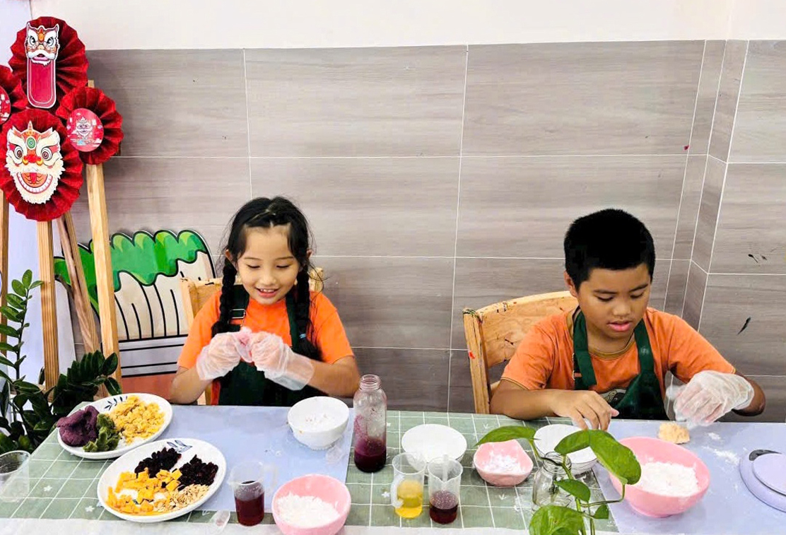 Trẻ hào hứng  làm bánh trung thu tại lớp mỹ thuật Hạnh Phúc (29 Trần Thanh Giản, phường Long Toàn).