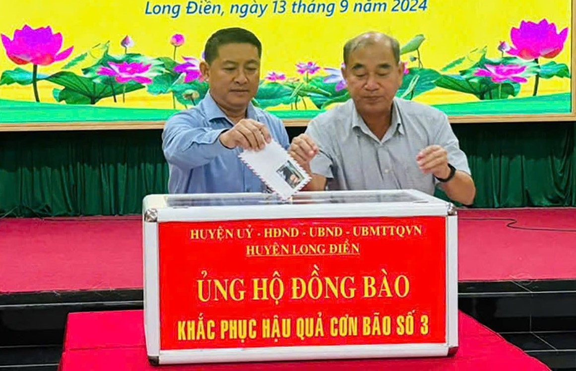 Lãnh đạo huyện Long Điền quyên góp ủng hộ.