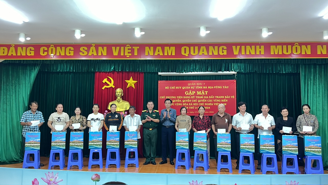 Đại tá Trương Huy Bình, Chủ nhiệm Chính trị, Bộ CHQS tỉnh tặng quà chủ phương tiện tàu, thuyền TP.Vũng Tàu tham gia bảo vệ chủ quyền biển, đảo Việt Nam.