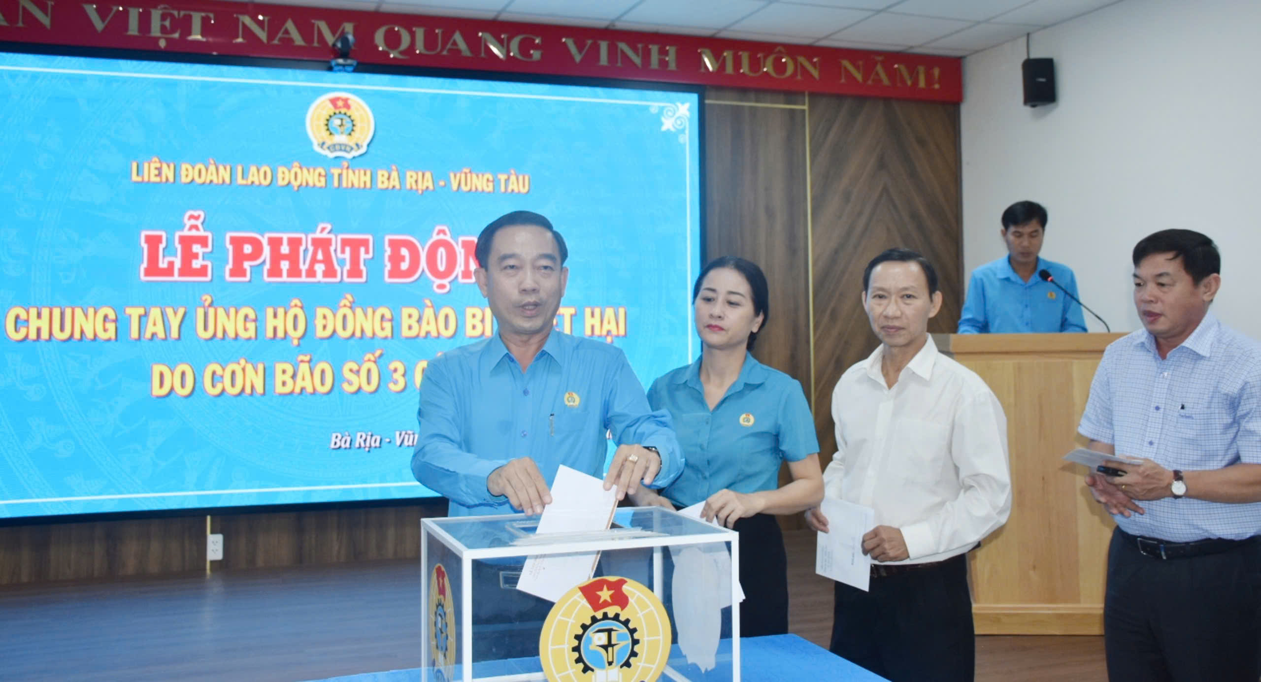 Ông Lê Văn Hòa, Chủ tịch LĐLĐ tỉnh và lãnh đạo LĐLĐ tỉnh tham gia ủng hộ đồng bào bị bão lũ.