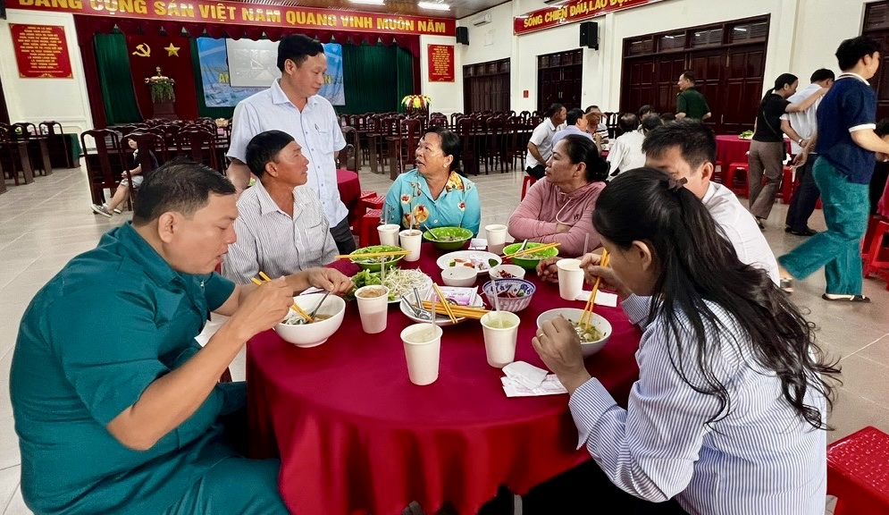 Ông Hồng Như Vàng, Phó Chủ tịch UBND huyện Đất Đỏ cùng ăn sáng và trò chuyện với ngư dân trong sáng 14/9.