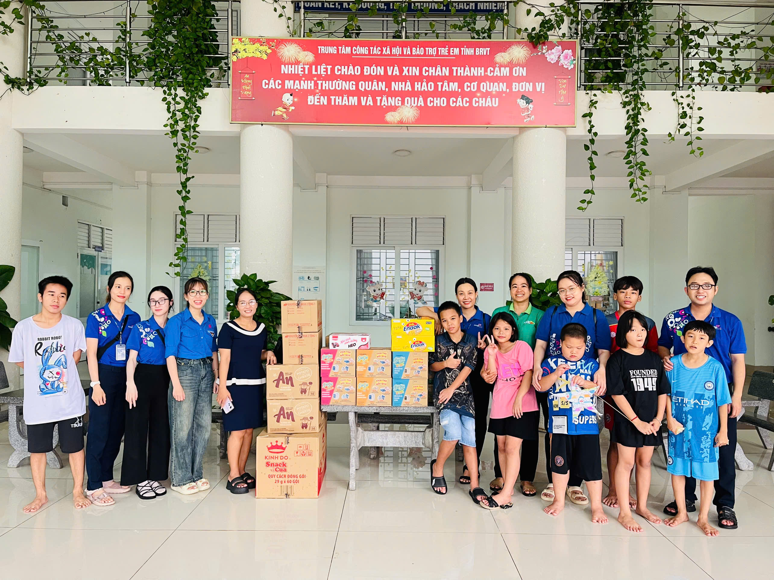 Chi đoàn cơ sở Co.op Mart Vũng Tàu thăm, tặng quà cho trẻ em mồ côi, khuyết tật Trung tâm Công tác xã hội và Bảo trợ trẻ em.