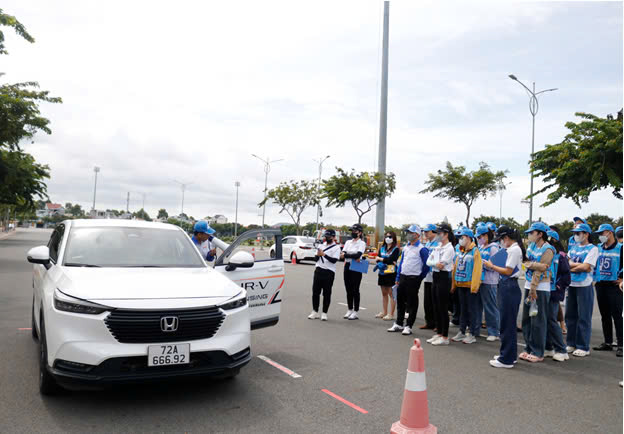 Đại diện Honda Ôtô Bà Rịa Vũng Tàu hướng dẫn các kỹ năng lái xe an toàn cho học viên.