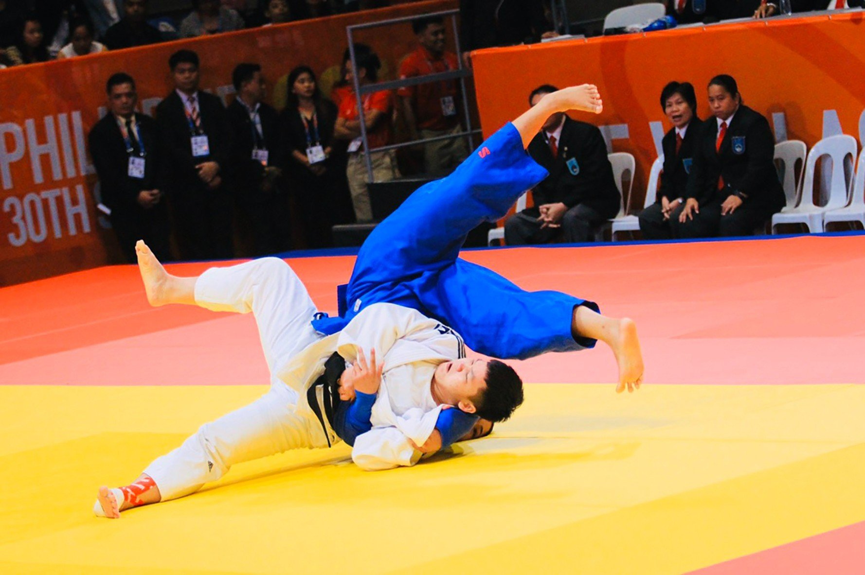 VĐV Võ Thị Phương Quỳnh (áo sáng), từng mang về tấm HCĐ kurash tại ASIAD 19 danh giá.