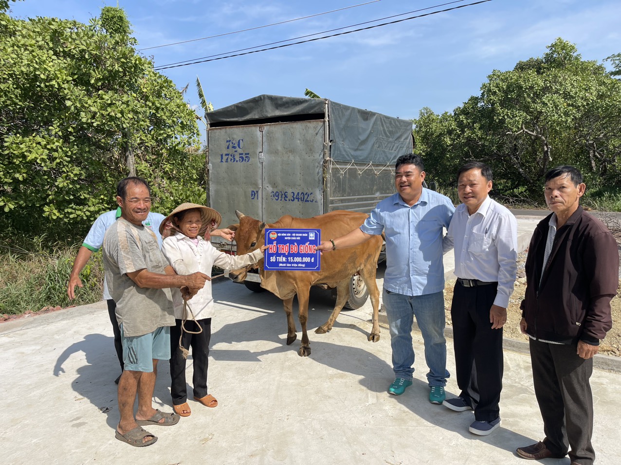 Chủ tịch Hội Nông dân huyện Châu Đức Nguyễn Ngọc Linh (thứ hai từ phải qua)  cùng Hội DN huyện trao bò giống sinh sản cho hộ hội viên xã Đá Bạc.