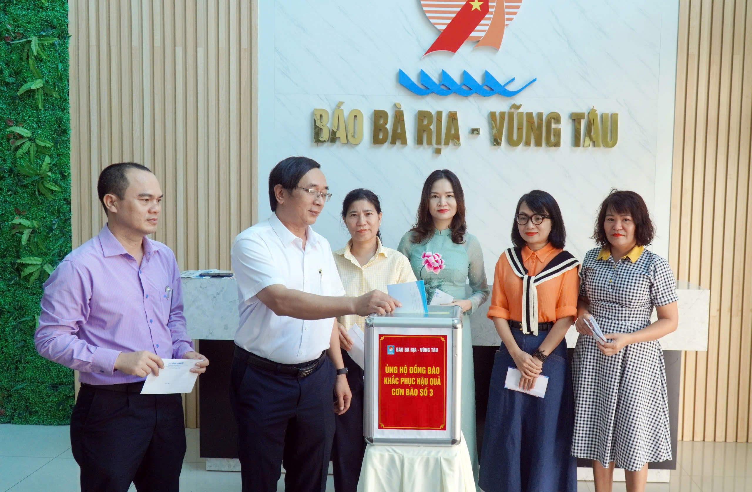 Ban Biên tập, cán bộ, phóng viên Báo Bà Rịa-Vũng Tàu tổ chức ủng hộ đồng bào miền Bắc bị ảnh hưởng bởi cơn bão số 3.