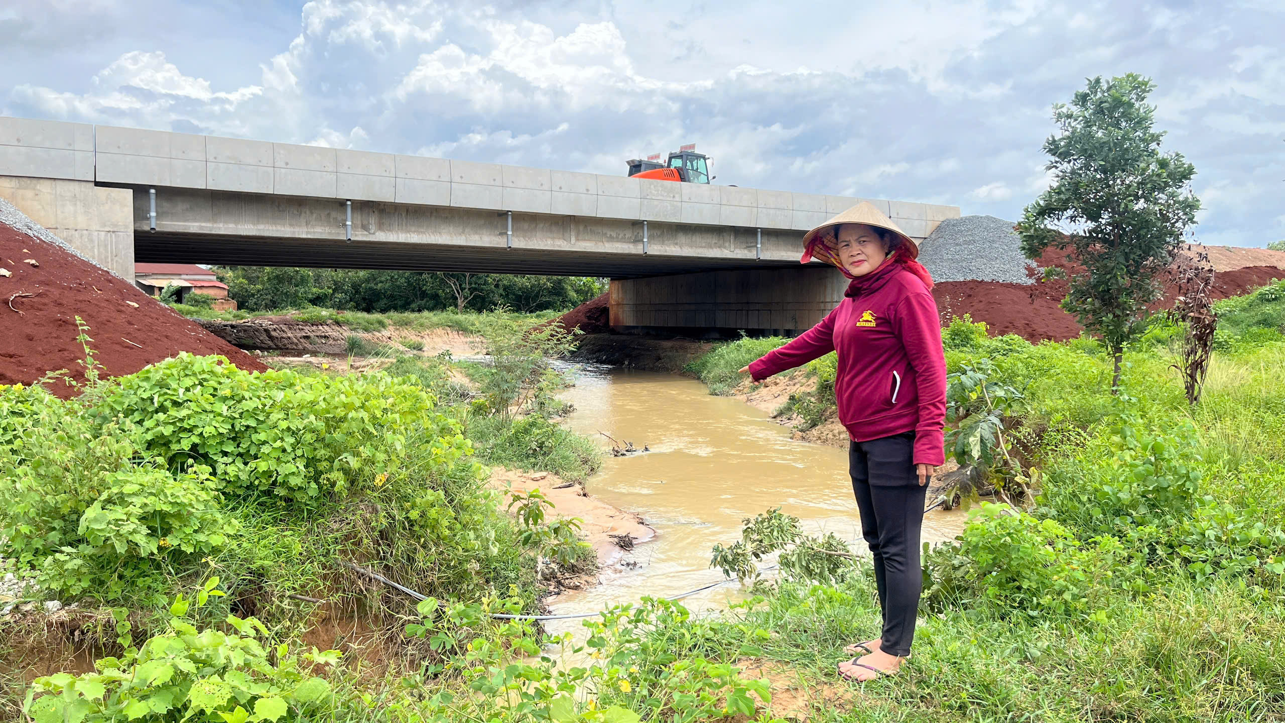 Bà Hoàng Thị Vỹ (ngụ thôn Tân Long, xã Châu Pha, TX.Phú Mỹ) bức xúc vì đường điện, đường ống nước  bị hư hỏng trong quá trình thi công công trình nhưng chậm được hỗ trợ khắc phục.