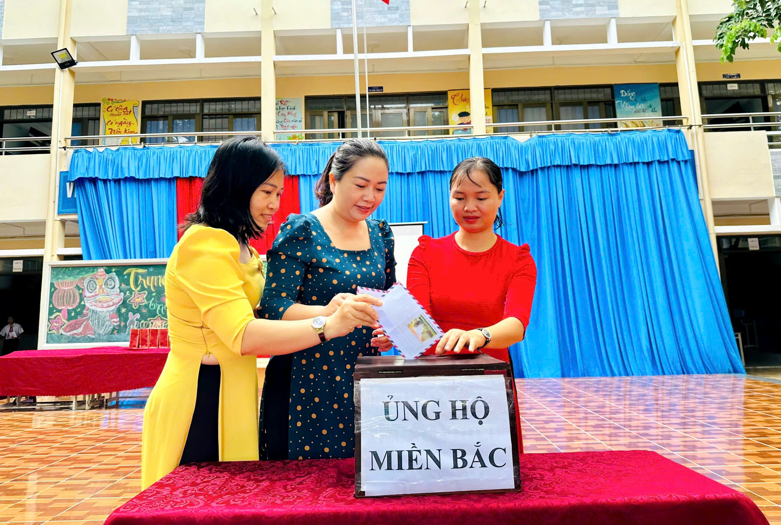 Học sinh trường THCS Phước Thắng, TP.Vũng Tàu quyên góp ủng hộ đồng bào miền Bắc. Ảnh: HỒNG TỊNH