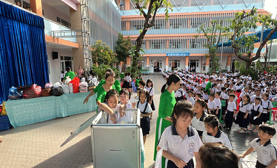 Cán bộ, giáo viên và học sinh Trường Tiểu học Nguyễn Thái Học, TP.Vũng Tàu đóng góp ủng hộ đồng bào miền Bắc bị ảnh hưởng bởi bão, lũ. Ảnh: HỒNG LEN