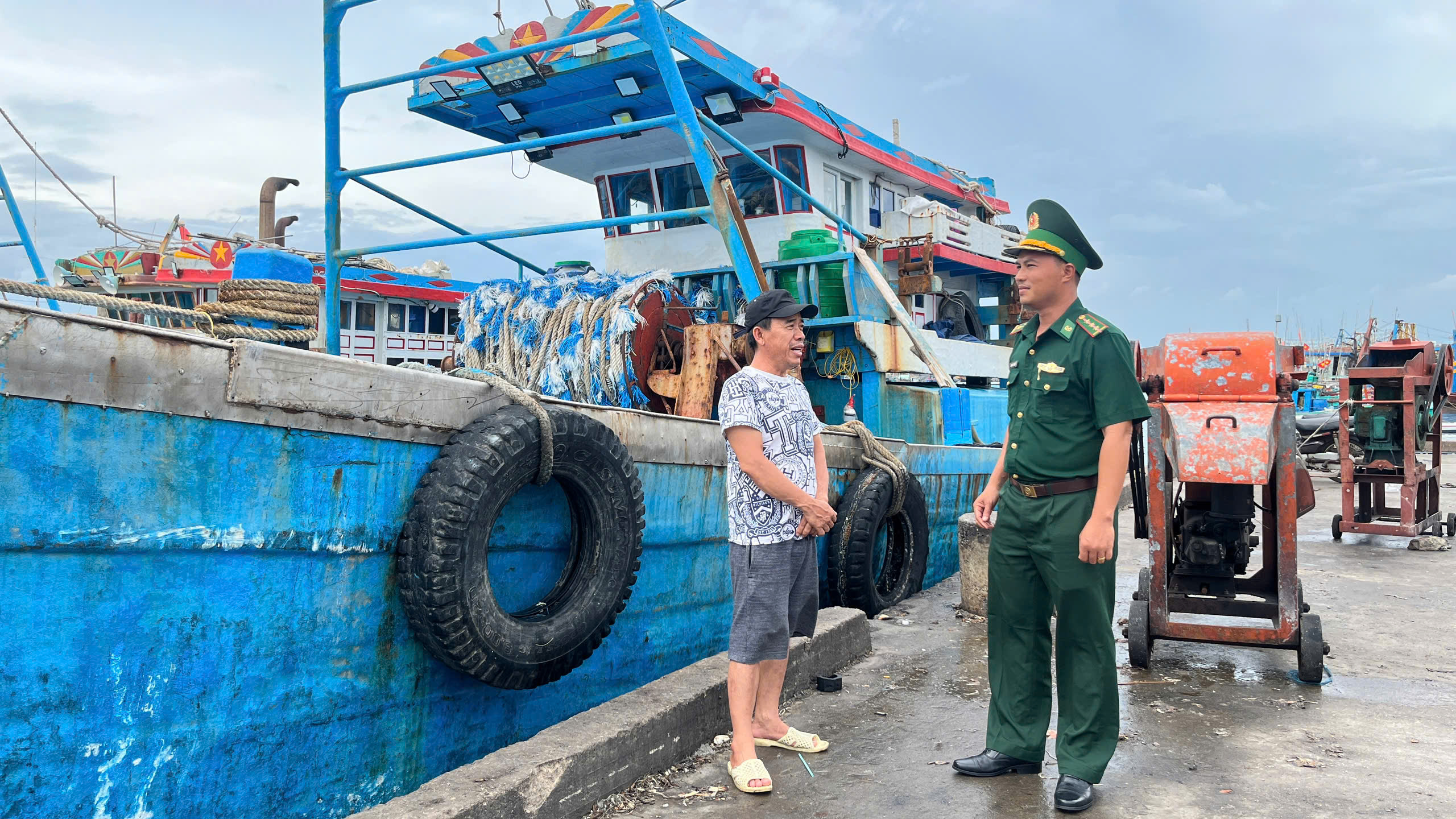 Nhân viên Trạm Kiểm soát Biên phòng Phước Tỉnh, thuộc Đồn Biên phòng Phước Tỉnh nhắc nhở chủ tàu  kiểm tra trang thiết bị trước khi ra khơi.