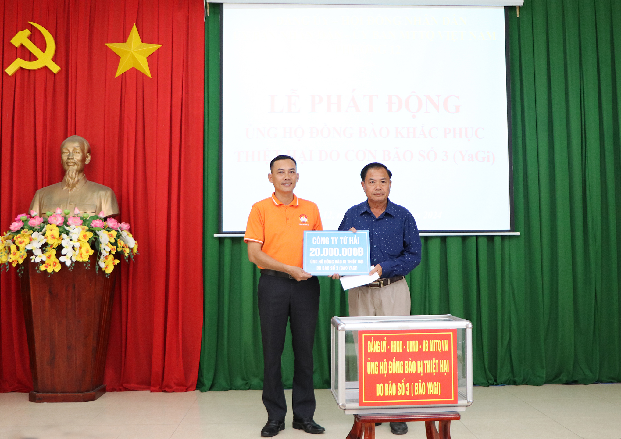 Đại diện UBMTTQ Việt Nam phường 12, TP.Vũng Tàu tiếp nhận số tiền ủng hộ 20 triệu đồng của Công ty TNHH Tứ Hải.