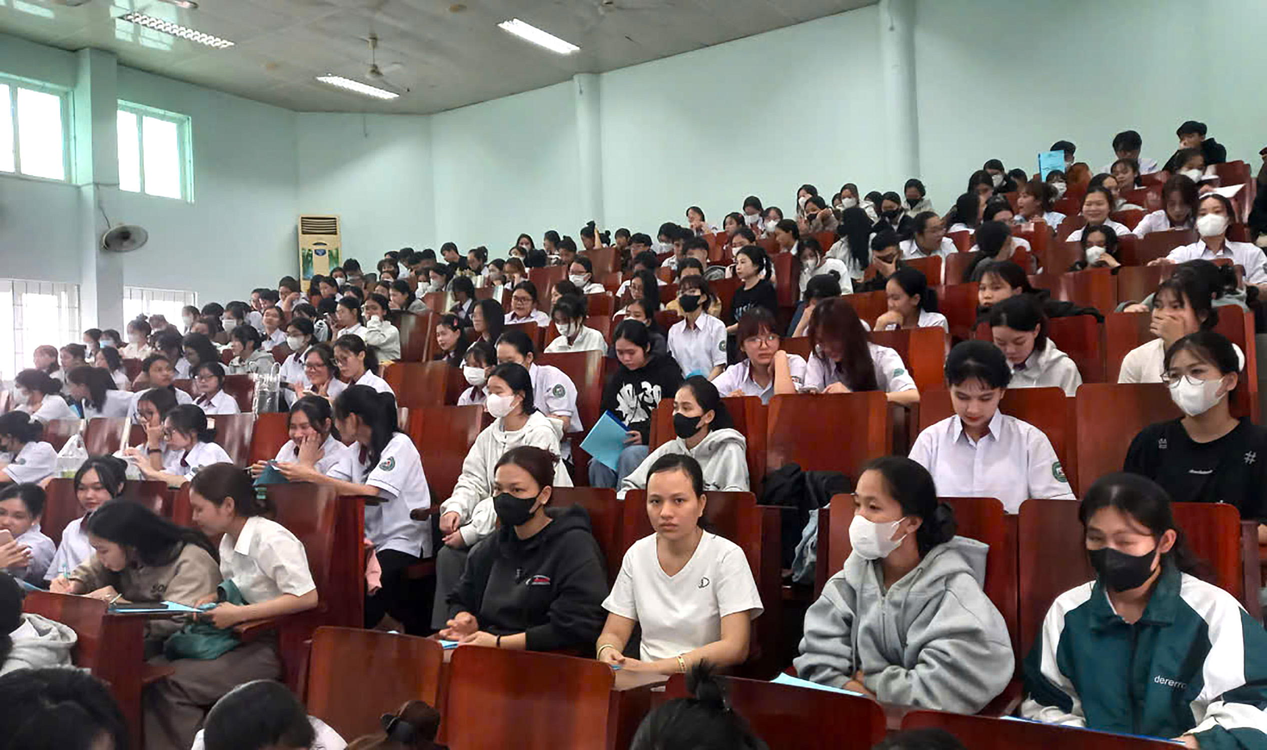 Các sinh viên tham gia buổi hướng dẫn về an toàn giao thông.