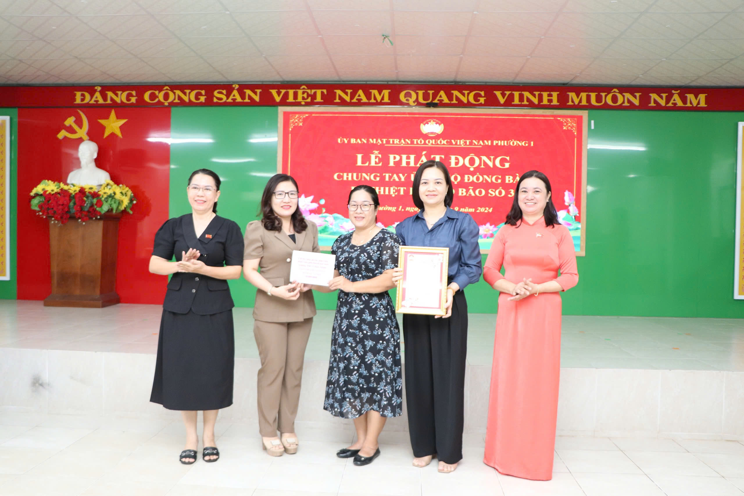 Đại diện Đảng ủy, UBND, UBMTTQ Việt Nam phường 1, TP. Vũng Tàu tiếp nhận ủng hộ và trao Thư cảm ơn tới Trường THCS Châu Thành.