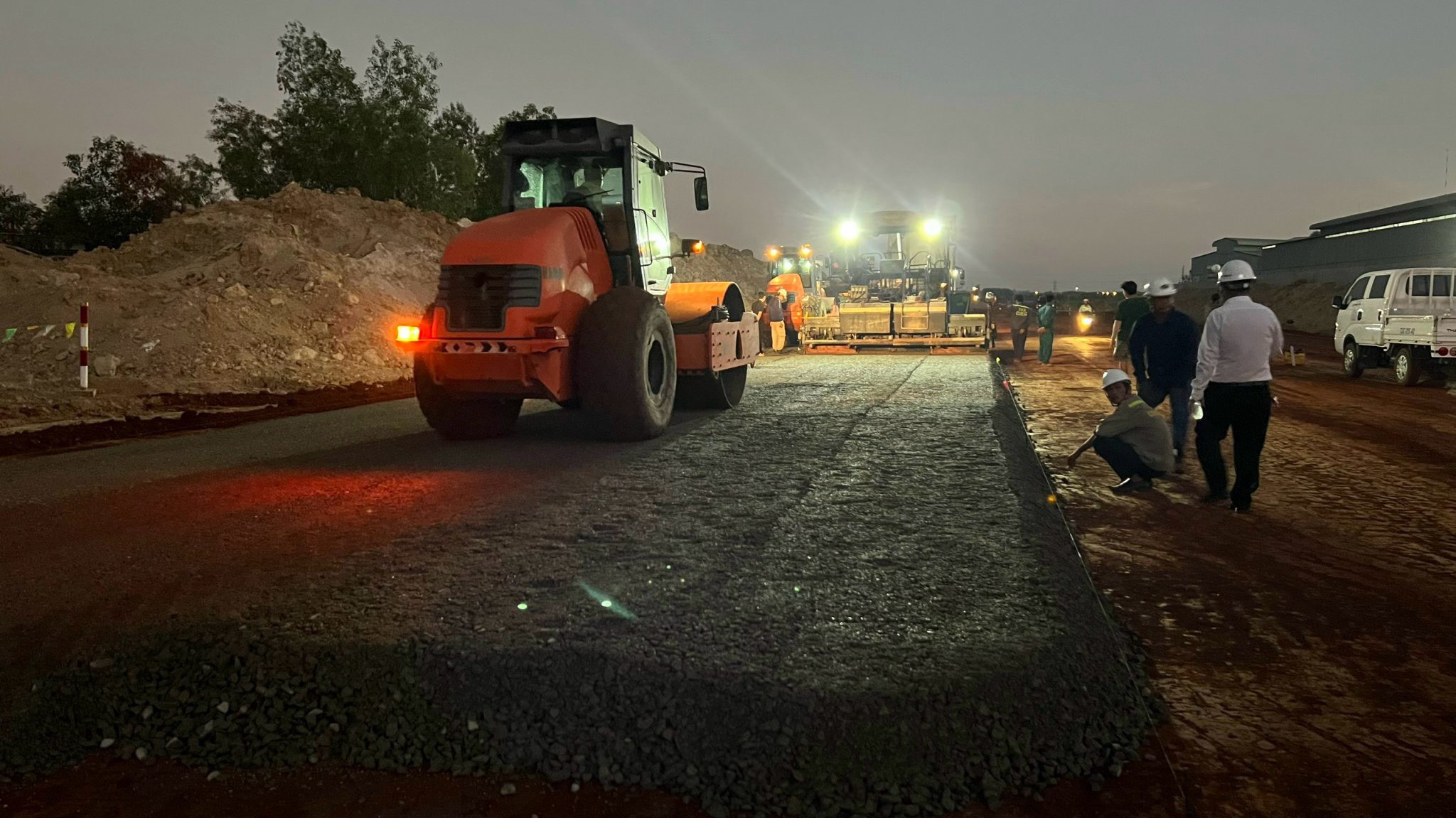 Thi công 24/24 tại dự án đường cao tốc Biên Hòa - Vũng Tàu.