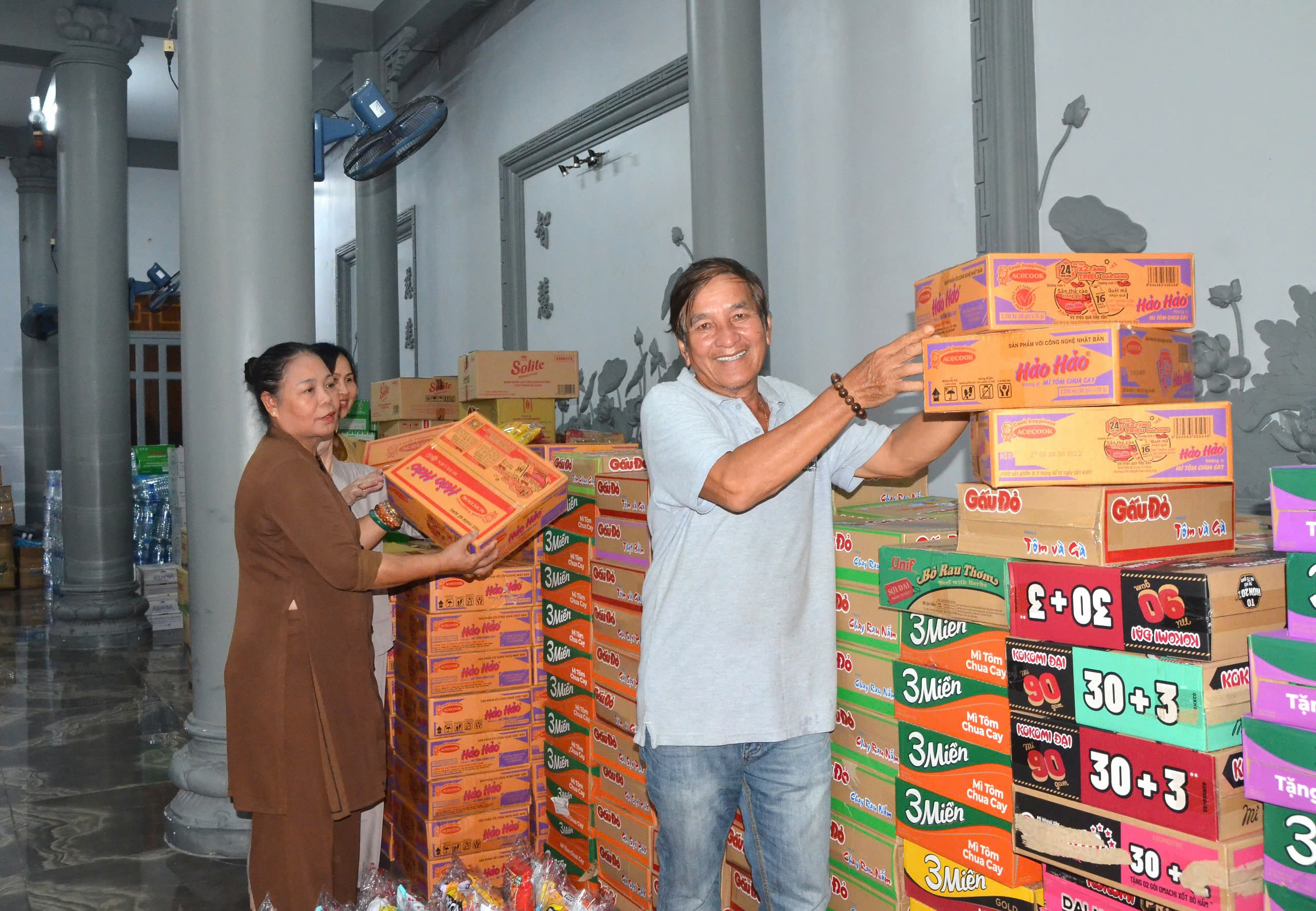 Phật tử chùa Vạn Phước (đường Bacu) tiếp nhận vật phẩm ủng hộ đồng bào miền Bắc do Ban Trị sự GHPGVN TP.Vũng Tàu phát động.