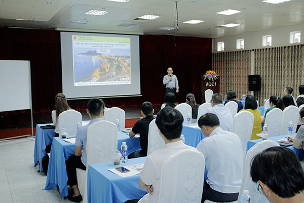 Ông Trần Ngọc Bình, Trưởng phòng Quản lý Xuất nhập khẩu  khu vực TP.Hồ Chí Minh chia sẻ tại lớp tập huấn.