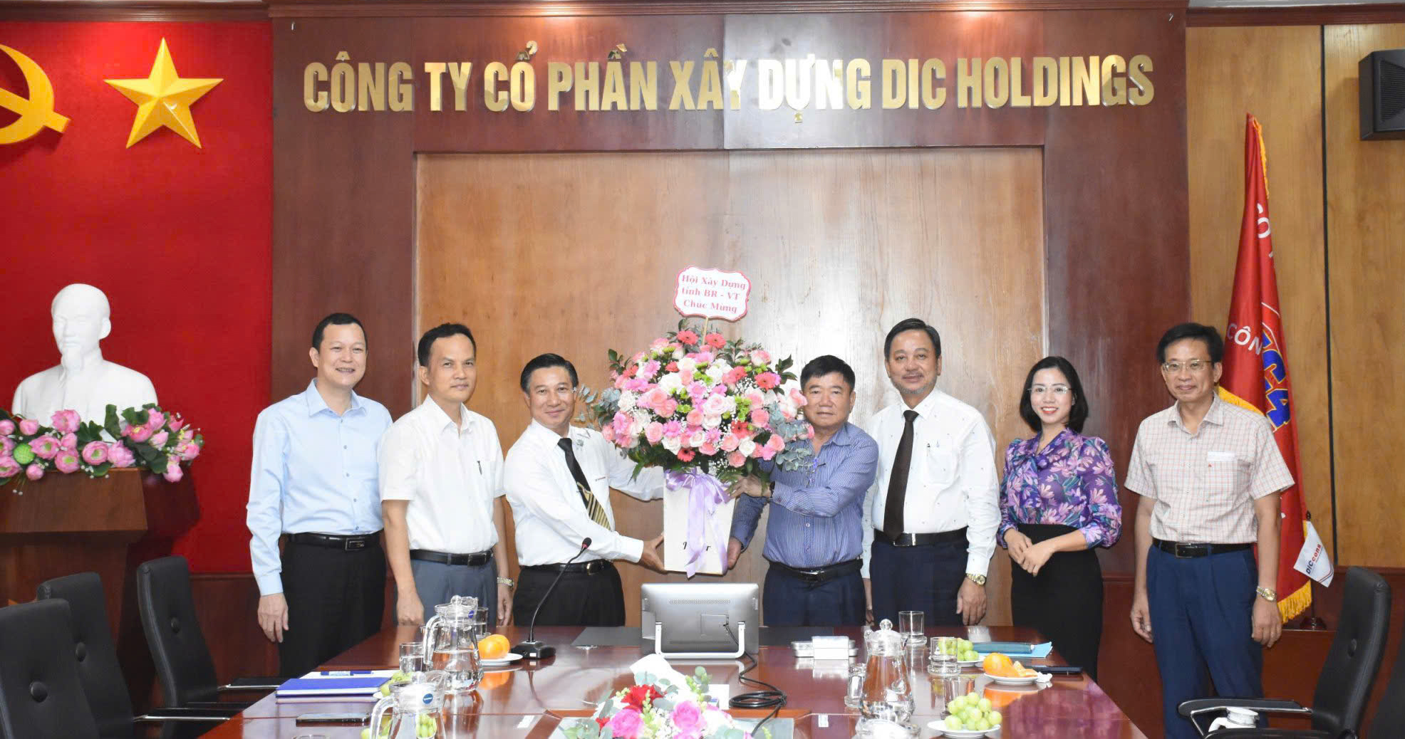 Lãnh đạo Hội Xây dựng tặng hoa chúc mừng Công ty CP xây dựng DIC Hodings nhân ngày doanh nhân Việt Nam 13/10/2023