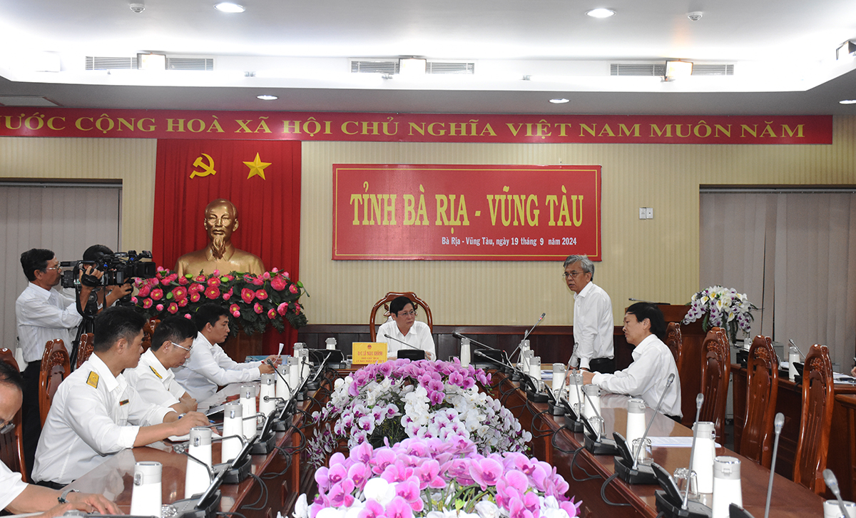 Ông Lê Ngọc Khánh, Phó Chủ tịch UBND tỉnh chủ trì cuộc họp.