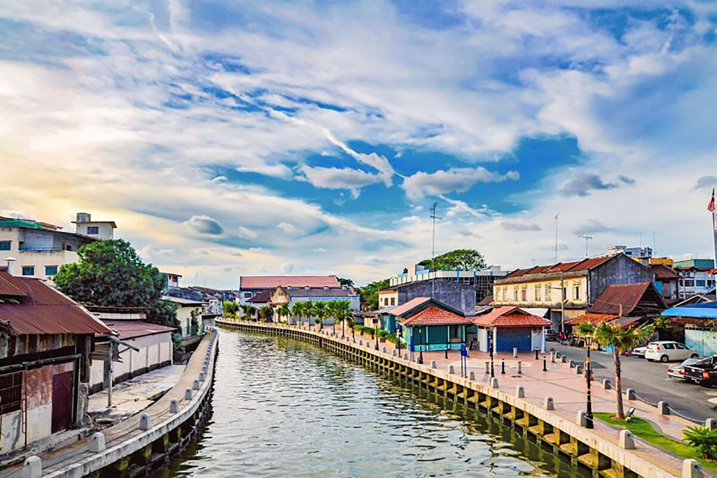 Melaka được mệnh danh là Venice thu nhỏ của châu Á với sự giao thoa đặc sắc của các nền văn hóa cùng nét cổ kính của những công trình kiến trúc chạy dọc dài bên dòng sông thơ mộng.