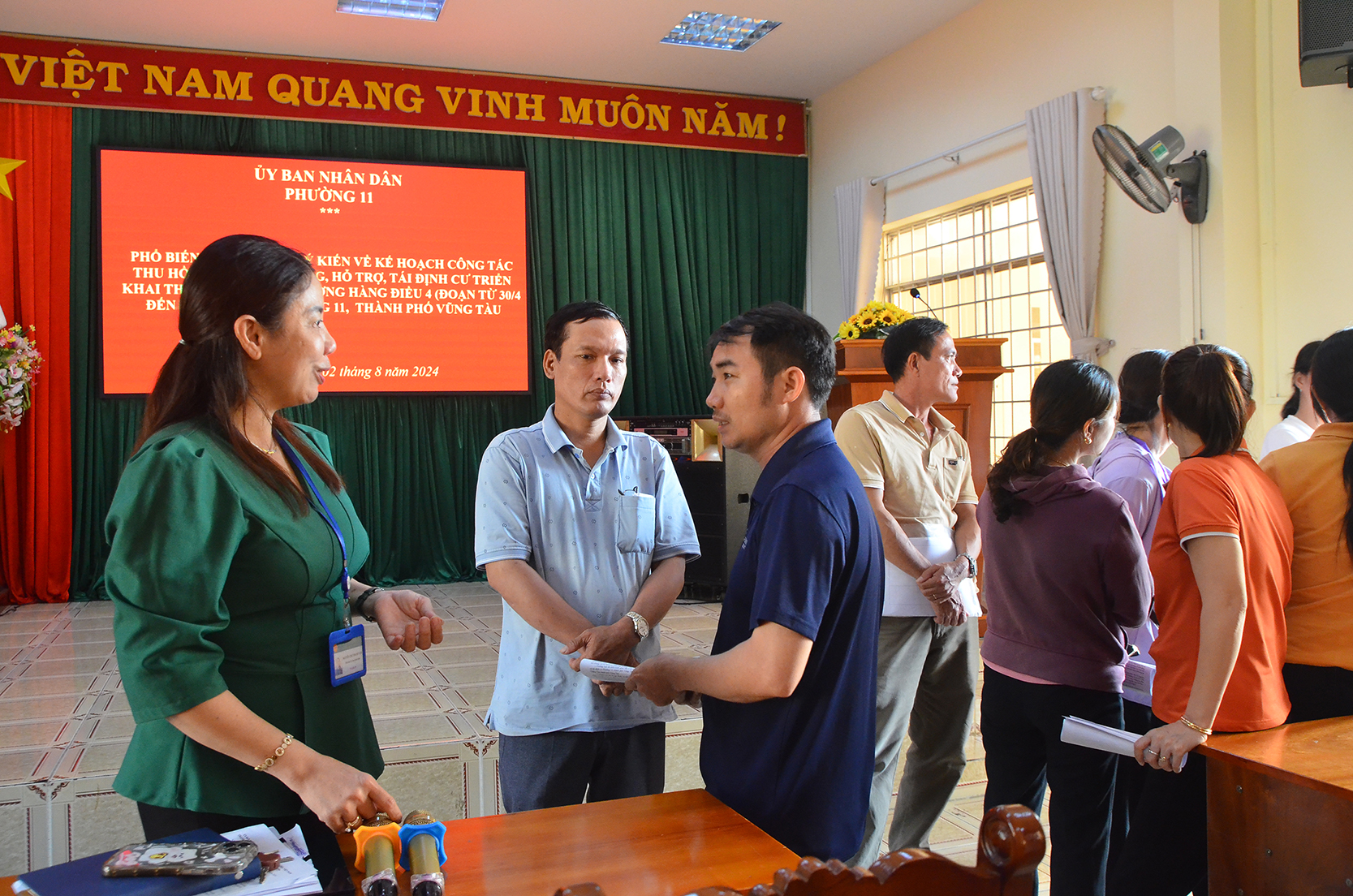 Bà Nguyễn Thị Thanh Vân, Chủ tịch UBND phường 11 tuyên truyền, vận động người dân bàn giao mặt bằng  thực hiện dự án đường Hàng Điều 4.