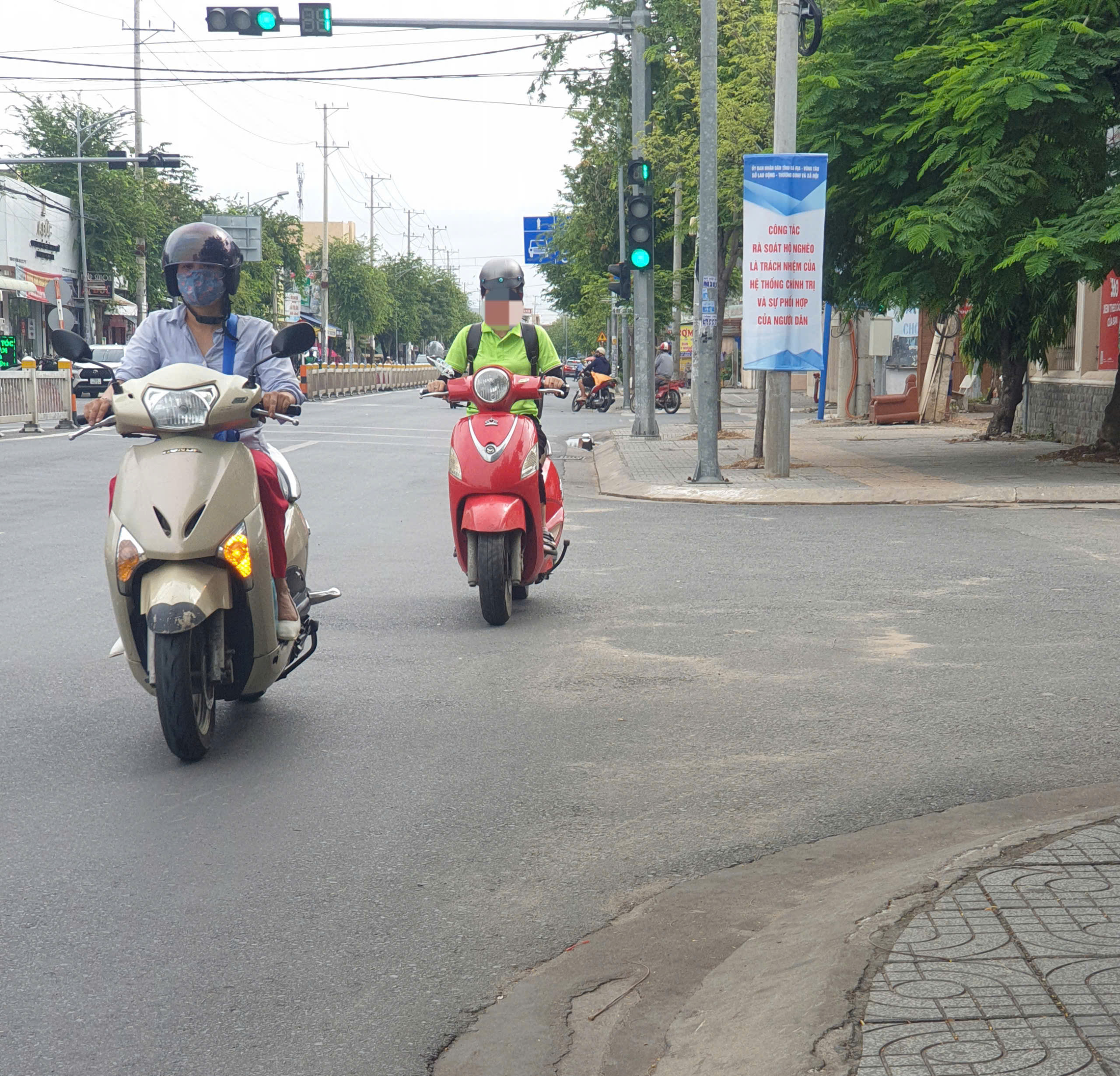 Người điều khiển xe máy vô tư đi ngược chiều trên đường 30/4, TP.Vũng Tàu. (Ảnh chụp ngày 16/9)