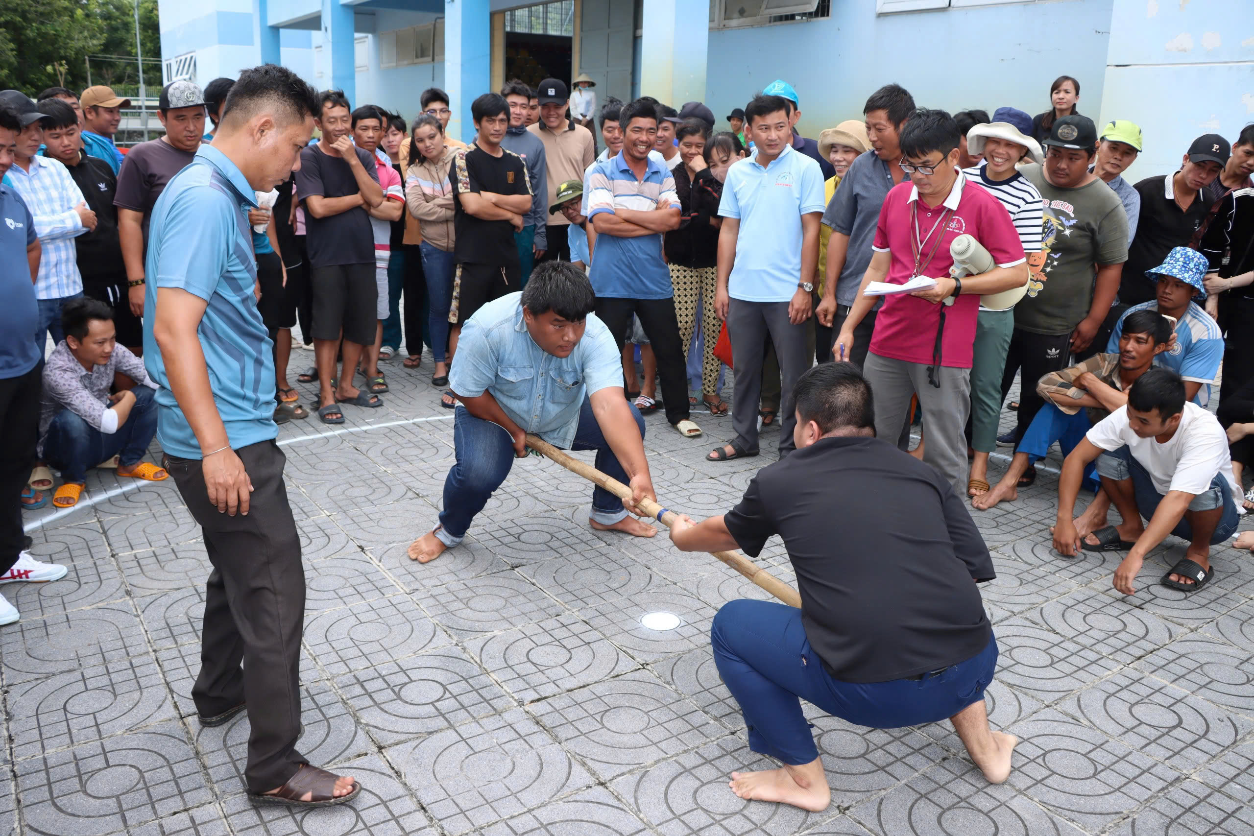 Các VĐV tham gia môn đẩy gậy. Ảnh: MINH TÀI