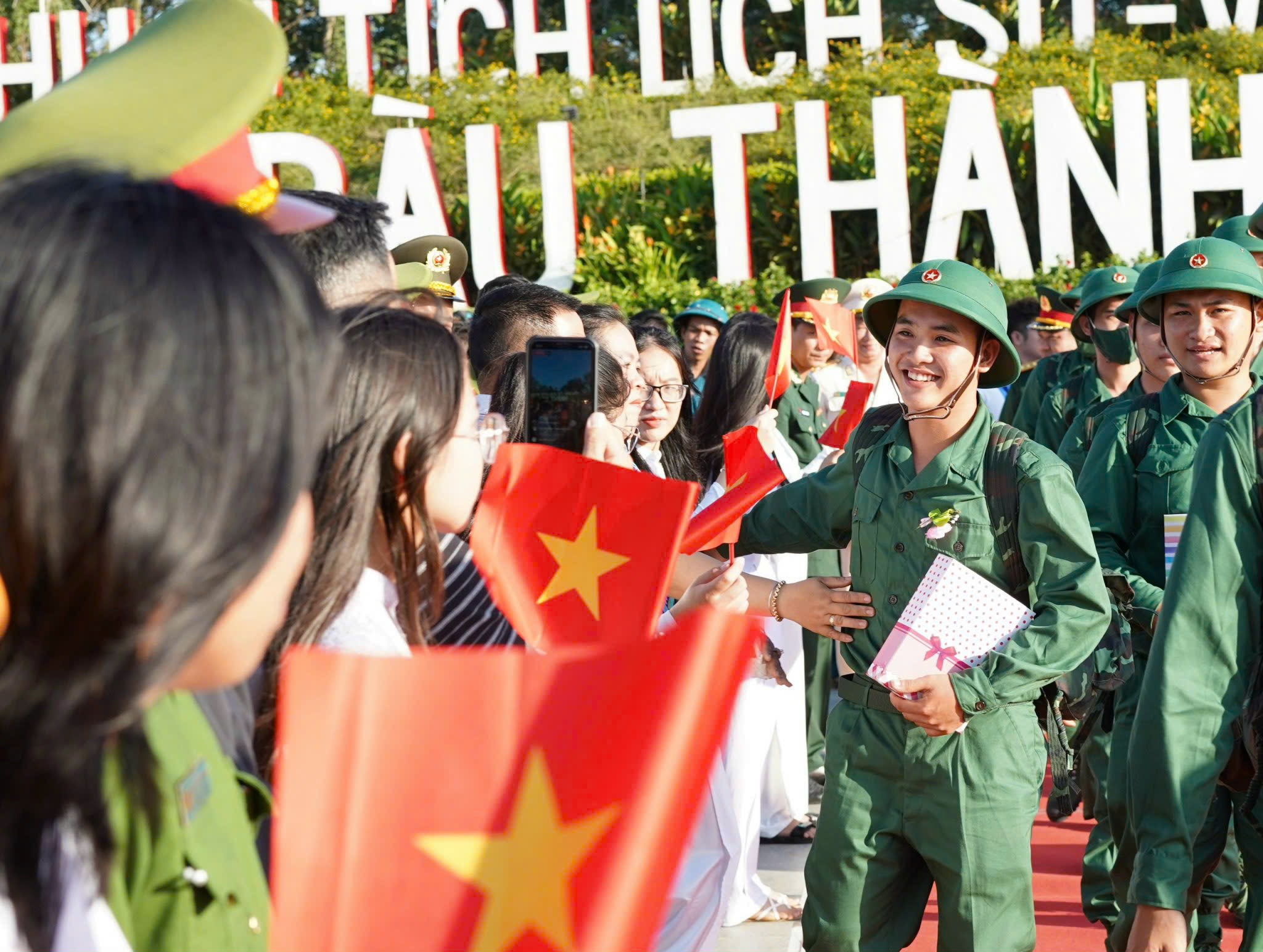 Năm 2025, huyện Long Điền có hơn 2.700 thanh niên đủ điều kiện gọi nhập ngũ. Trong ảnh: Thanh niên nhập ngũ huyện Long Điền tại Lễ giao quân năm 2024.