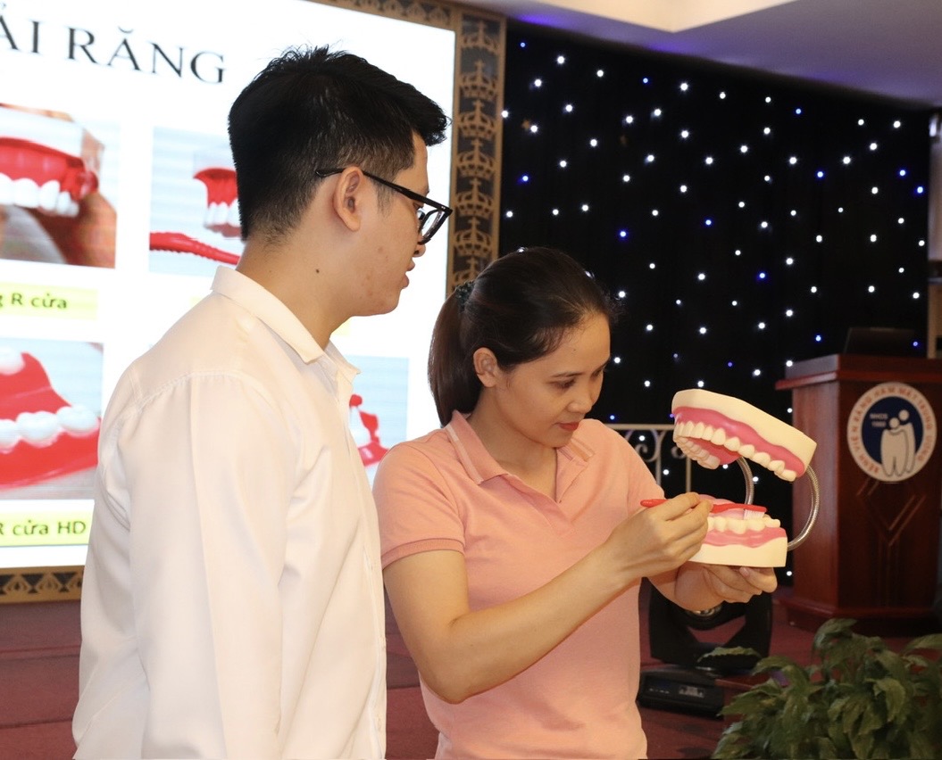 Học viên thực hành phương pháp chải răng.