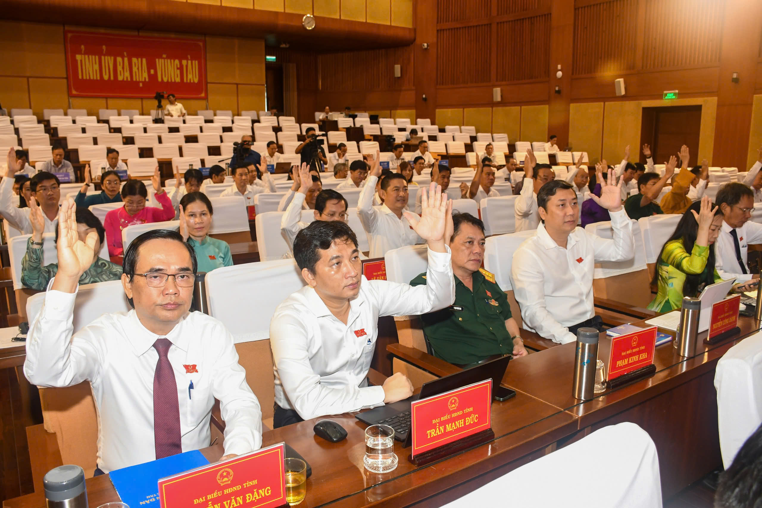 Kỳ họp thứ 23 HĐND tỉnh đã thông qua 17 nghị quyết quan trọng. Trong ảnh: Đại biểu biểu quyết thông qua các nghị quyết kỳ họp. Ảnh: PHÚC LƯU