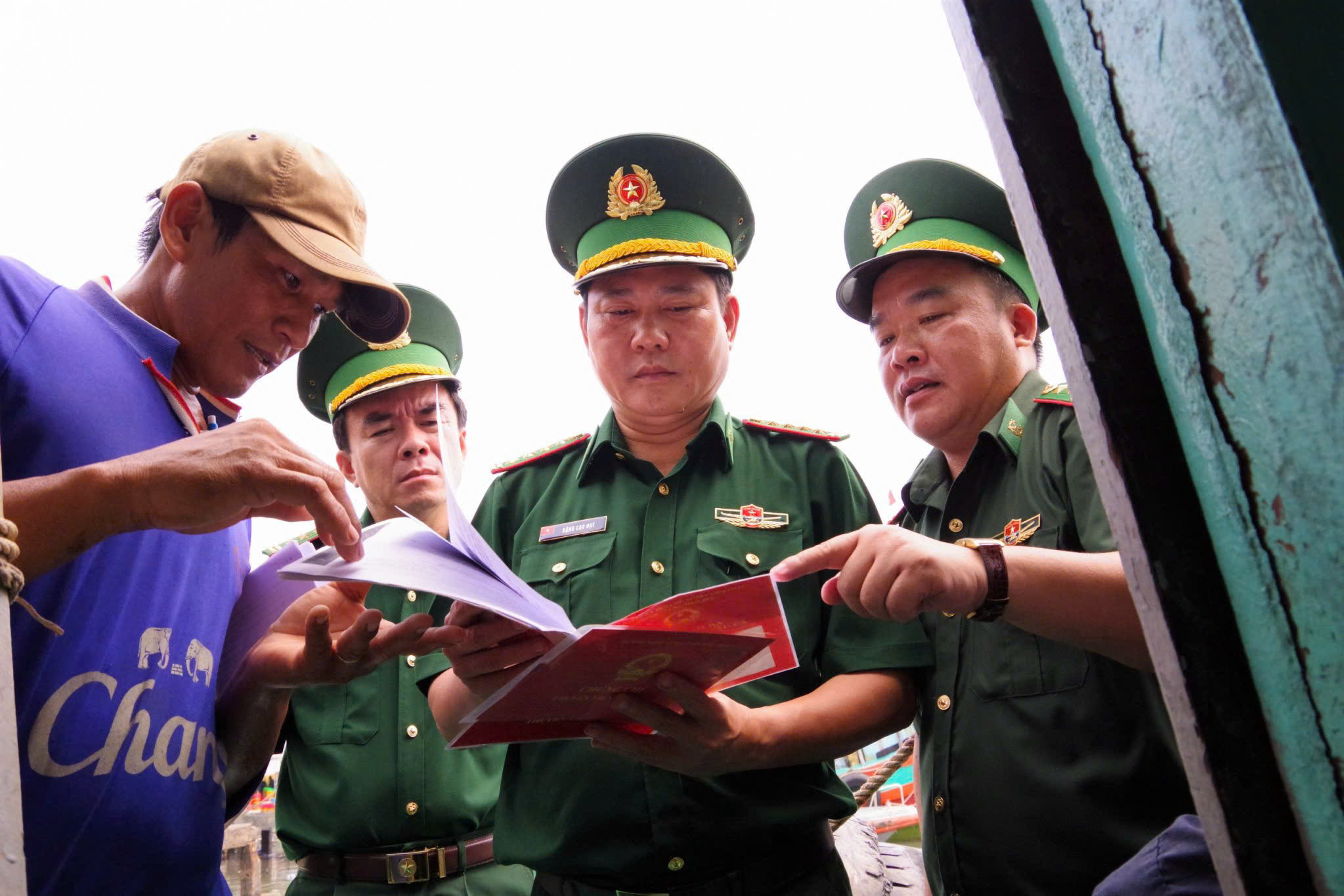 Đại tá Đặng Cao Đạt, Chỉ huy trưởng BĐBP tỉnh kiểm tra hoạt động tàu cá trên địa bàn Đồn Biên phòng Bến Đá.