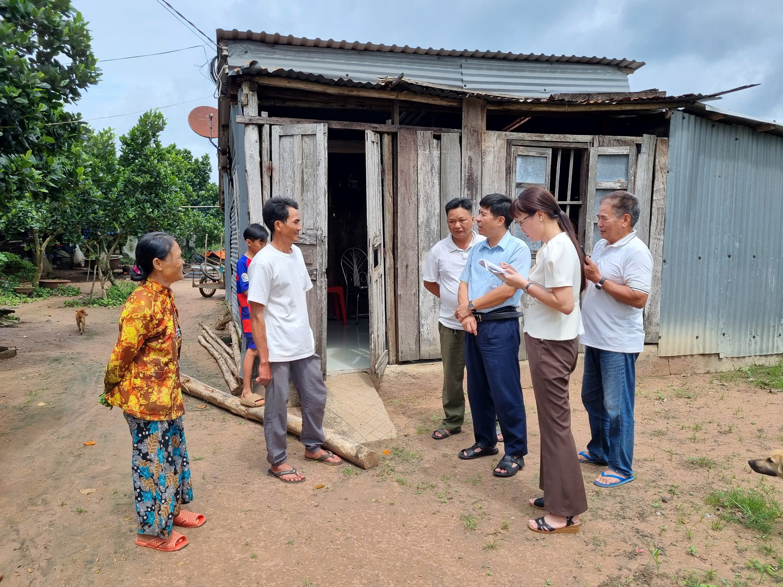 Đoàn khảo sát căn nhà của ông Huỳnh Văn Tý, hộ nghèo, xã Hòa Hội.