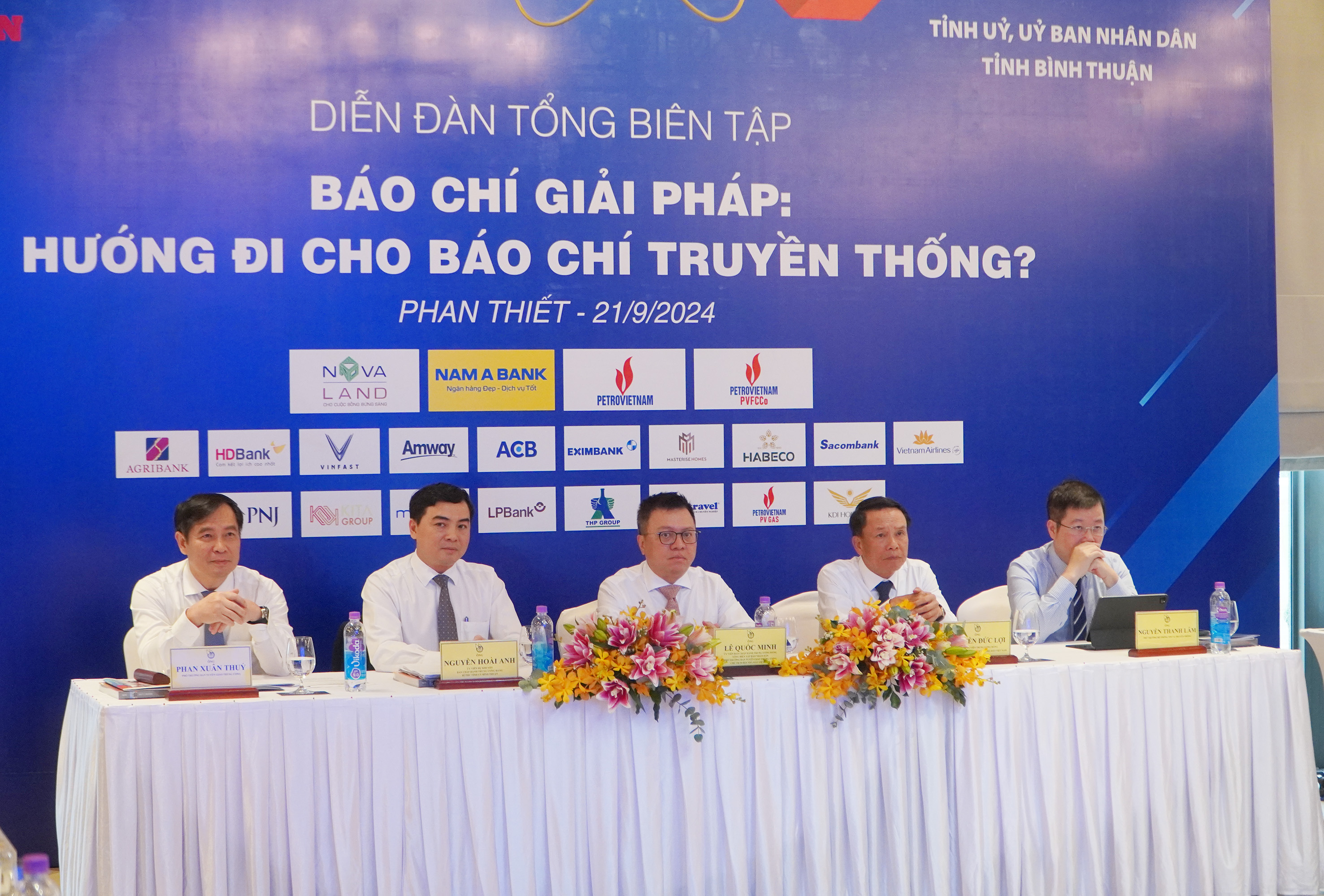 Các đại biểu chủ trì Diễn đàn.