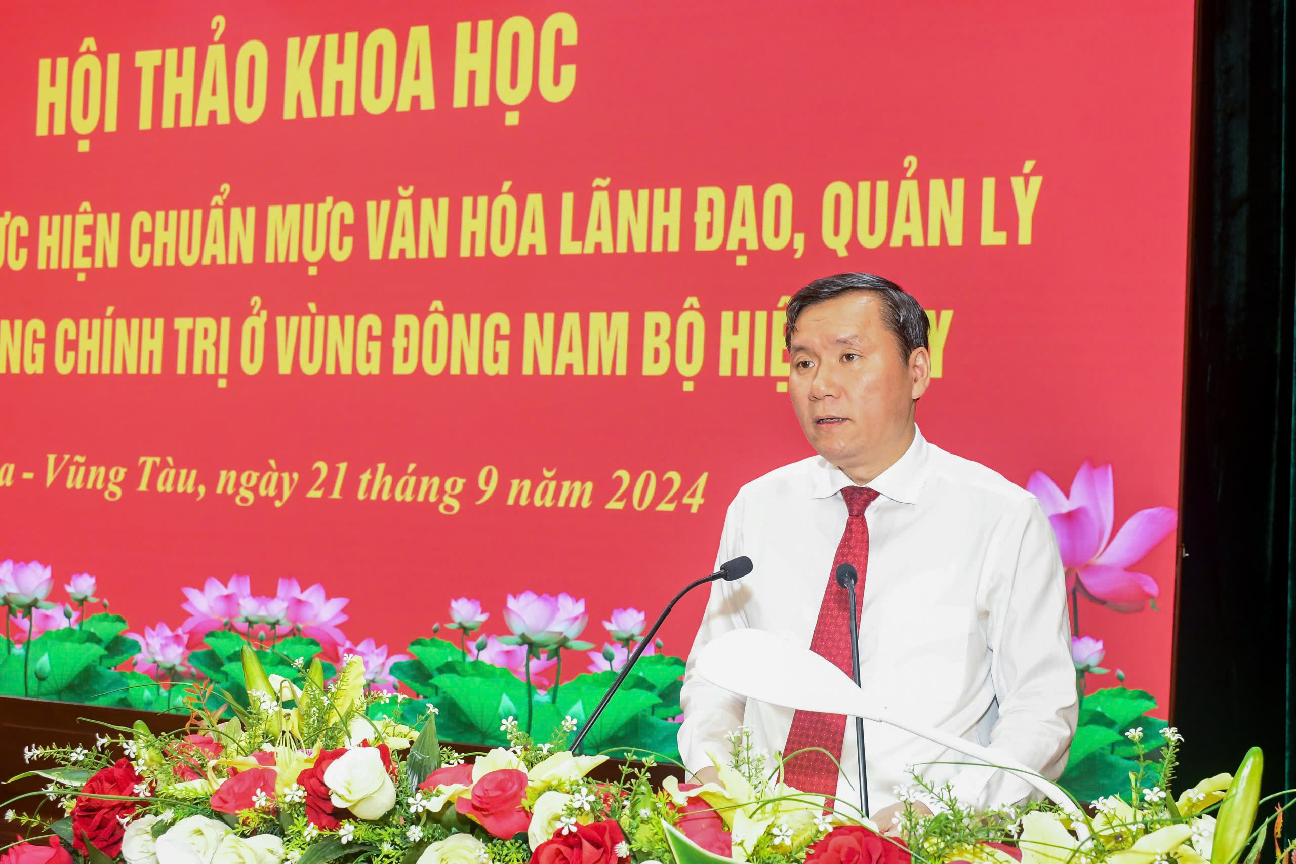 GS,TS. Lê Văn Lợi, Phó Giám đốc Học viện Chính trị quốc gia Hồ Chí Minh phát biểu đề dẫn hội thảo.