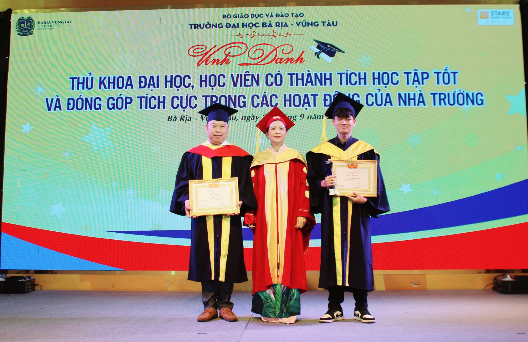 PGS.TS.LS. Nguyễn Thị Hoài Phương, Hiệu trưởng Trường Đại học Bà Rịa - Vũng Tàu vinh danh Thủ khoa tốt nghiệp và học viên tiêu biểu.