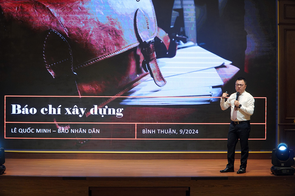 Ông Lê Quốc Minh, Ủy viên Trung ương Đảng, Tổng Biên tập Báo Nhân dân, Phó Trưởng Ban Tuyên giáo Trung ương, Chủ tịch Hội Nhà báo Việt Nam thuyết trình về xu hướng báo chí giải pháp hiện nay.