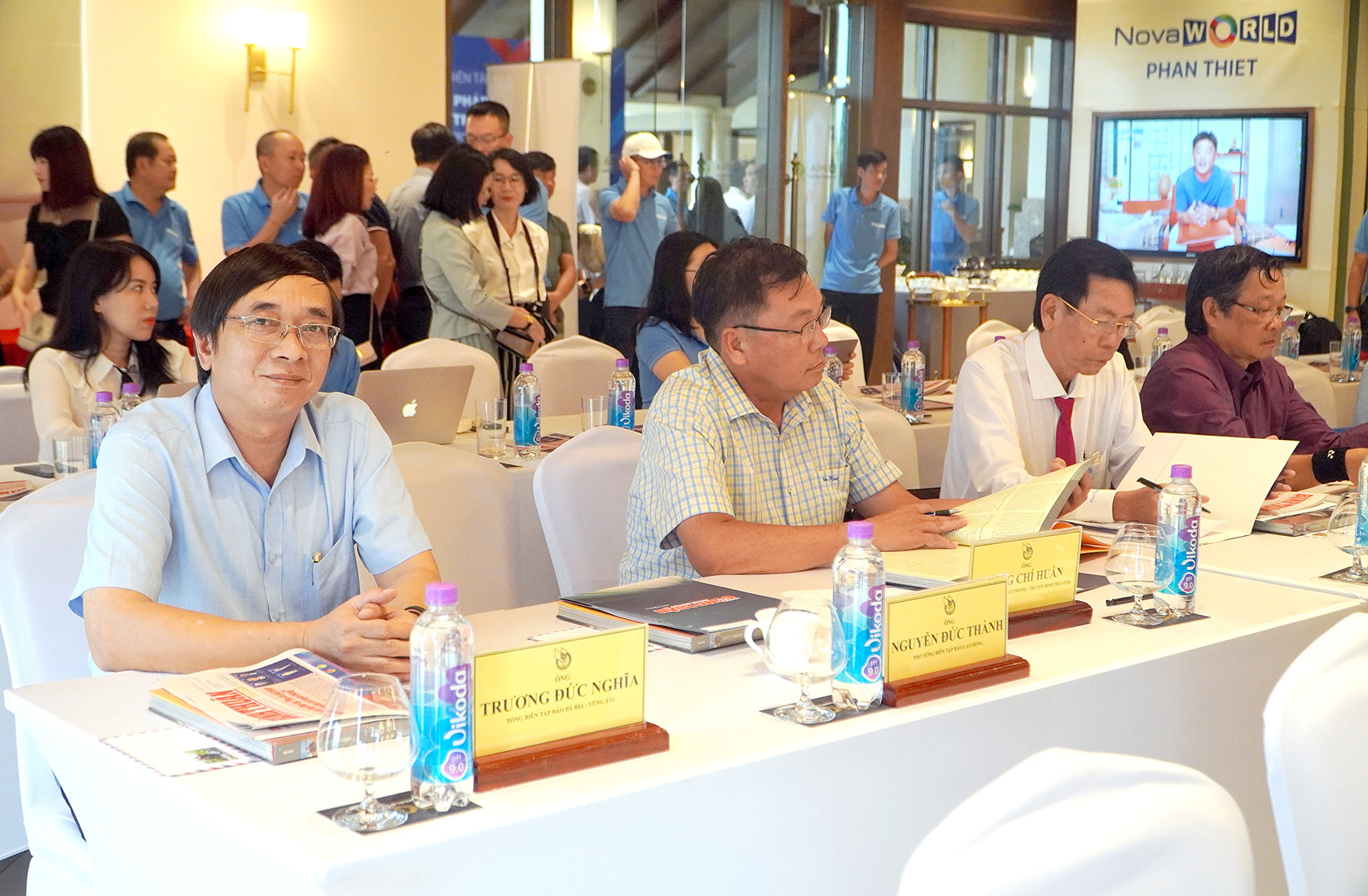 Ông Trương Đức Nghĩa, Tổng Biên tập Báo Bà Rịa-Vũng Tàu (bìa trái) và lãnh đạo các cơ quan báo chí tham dự Diễn đàn.