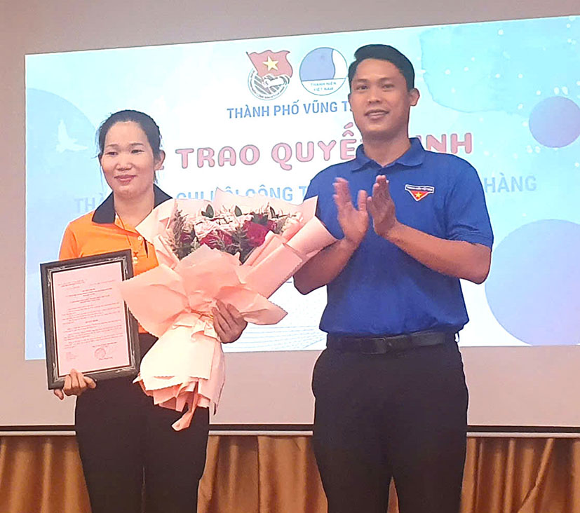 Anh Đồng Thanh Tùng, Bí thư Thành Đoàn Vũng Tàu trao quyết định thành lập Chi hội Công ty TNHH cung ứng hàng xuất khẩu thủy sản Tứ Hải.