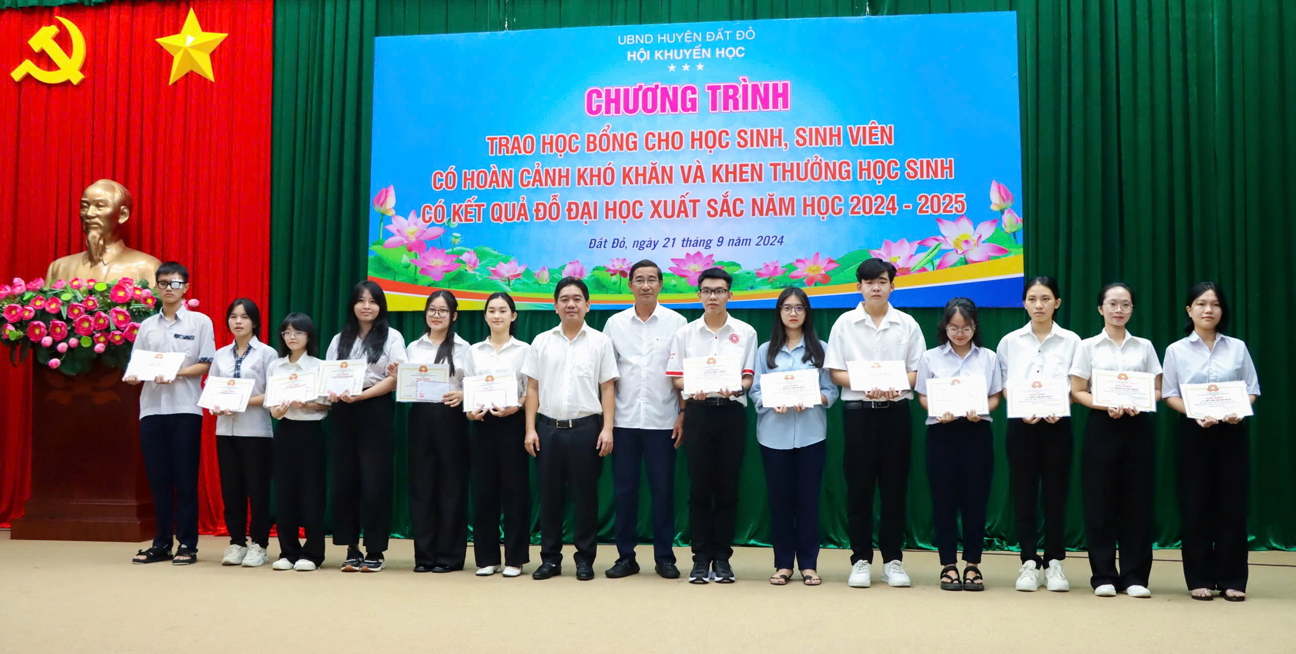 Đại diện huyện Đất Đỏ trao học bổng và giấy khen cho học sinh có hoàn cảnh khó khăn và đậu điểm cao vào các trường ĐH. Ảnh: MINH TÀI