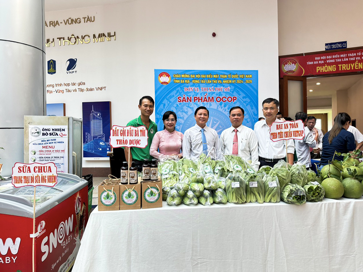 Ông Mai Minh Quang (đứng giữa), Chủ tịch Hội Nông dân tỉnh tham quan gian hàng giới thiệu rau an toàn của HTX Sản xuất nông nghiệp-Dịch vụ Châu Pha (TX.Phú Mỹ).